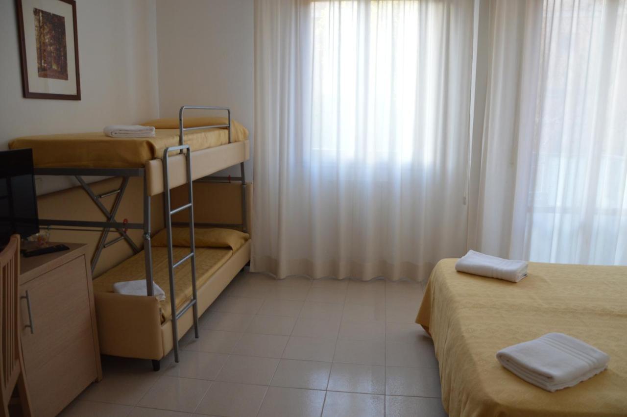 Hotel Caesar Песаро Стая снимка