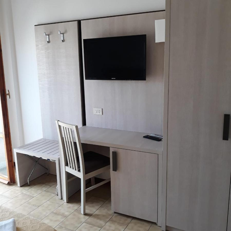 Hotel Caesar Песаро Екстериор снимка