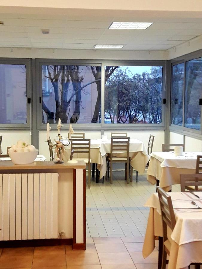 Hotel Caesar Песаро Екстериор снимка