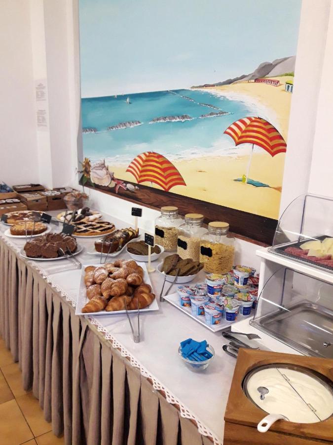 Hotel Caesar Песаро Екстериор снимка