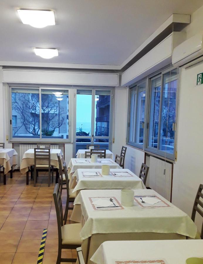 Hotel Caesar Песаро Екстериор снимка