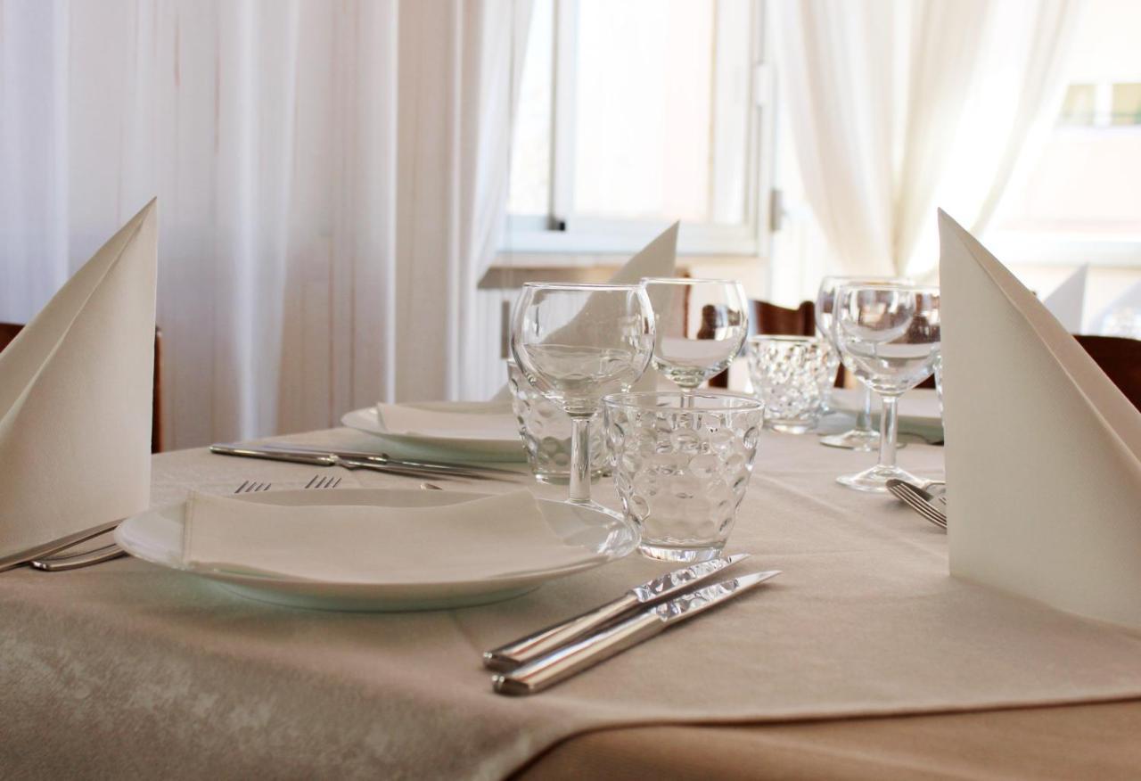 Hotel Caesar Песаро Екстериор снимка