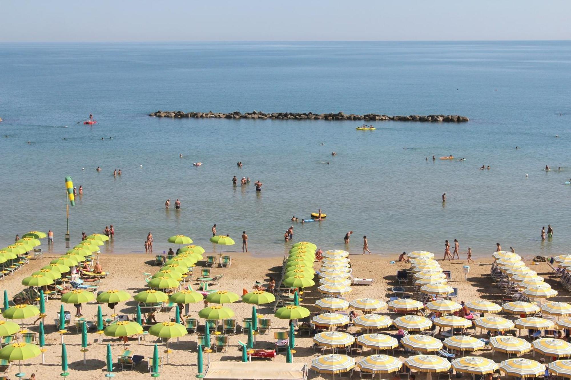 Hotel Caesar Песаро Екстериор снимка