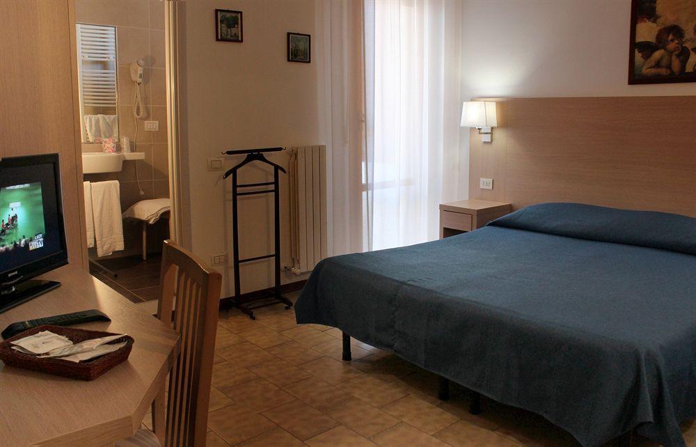 Hotel Caesar Песаро Екстериор снимка