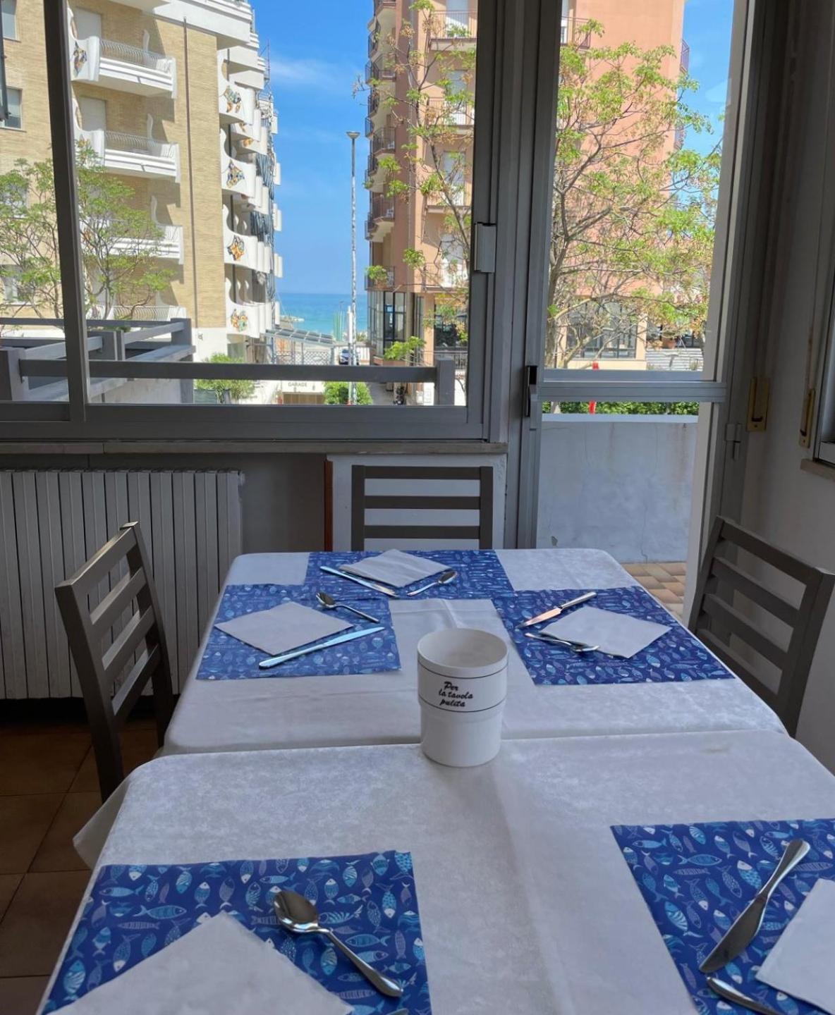 Hotel Caesar Песаро Екстериор снимка