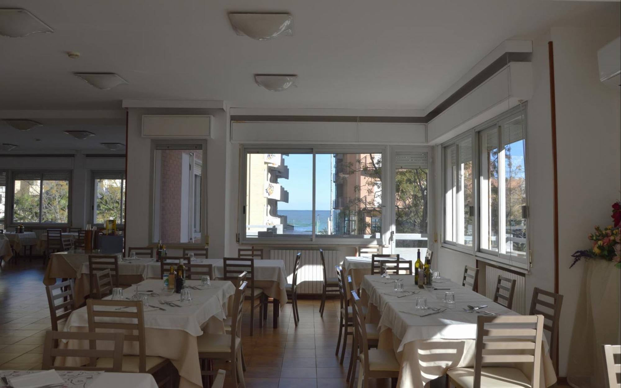 Hotel Caesar Песаро Екстериор снимка