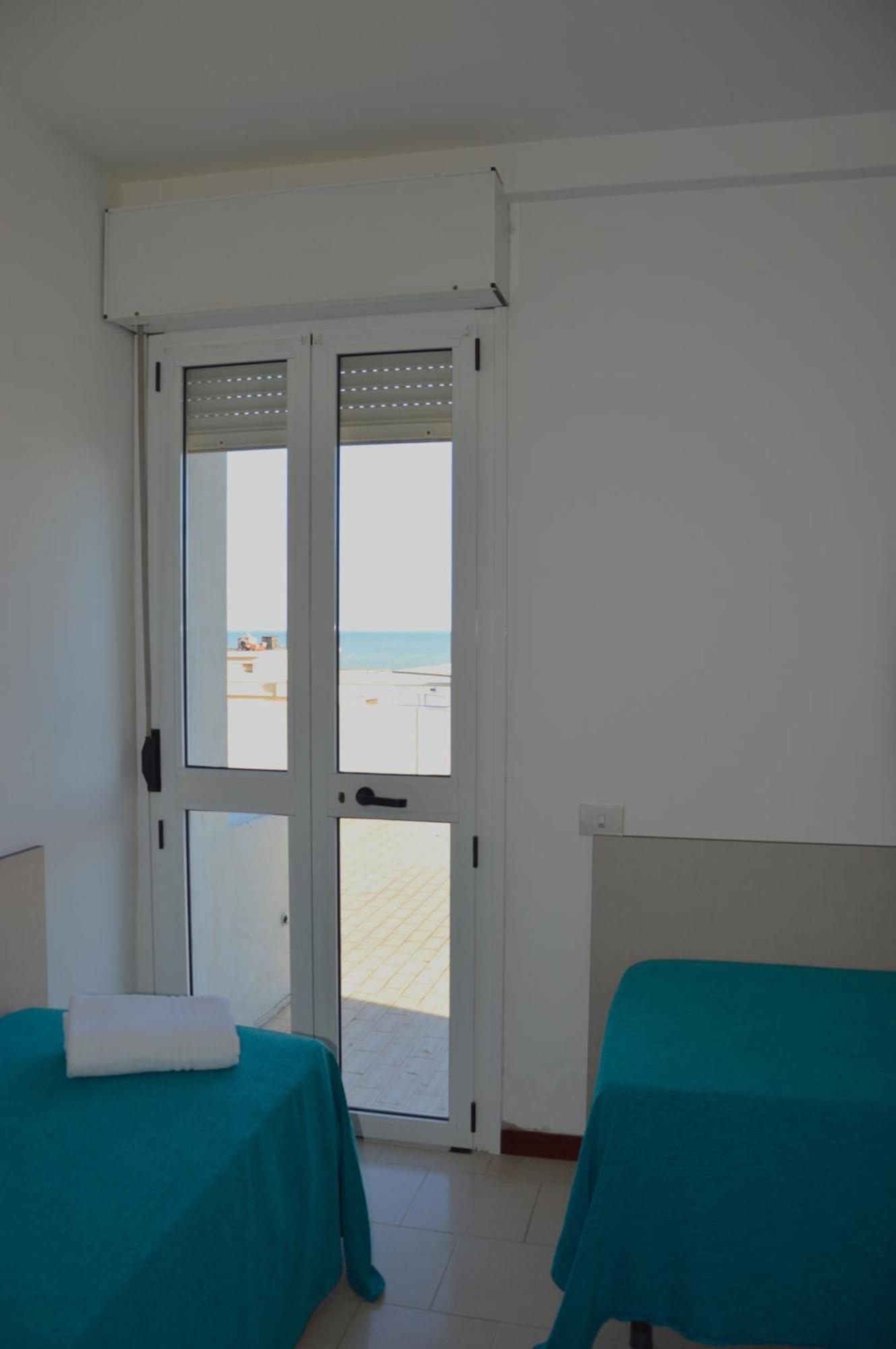 Hotel Caesar Песаро Екстериор снимка
