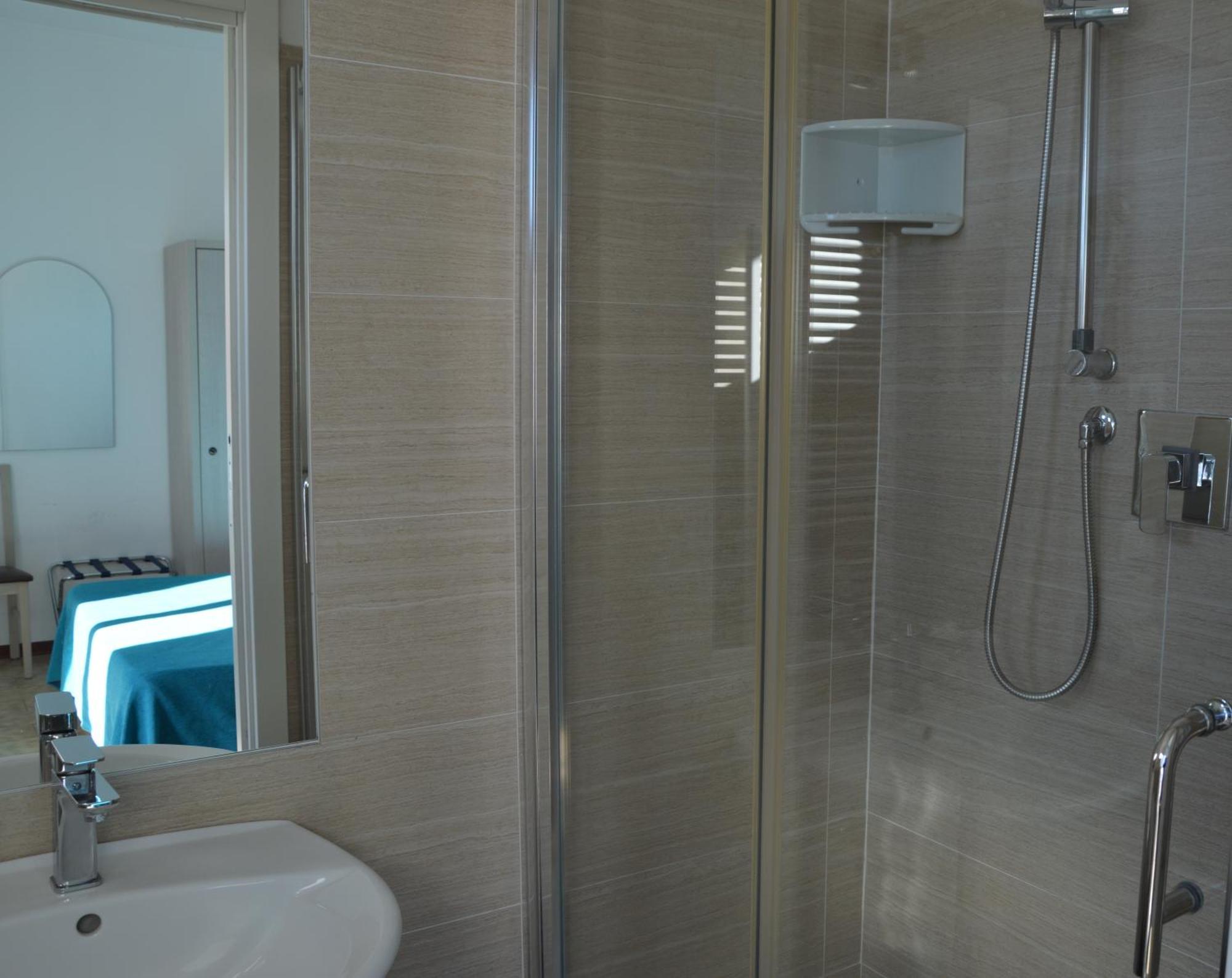 Hotel Caesar Песаро Екстериор снимка