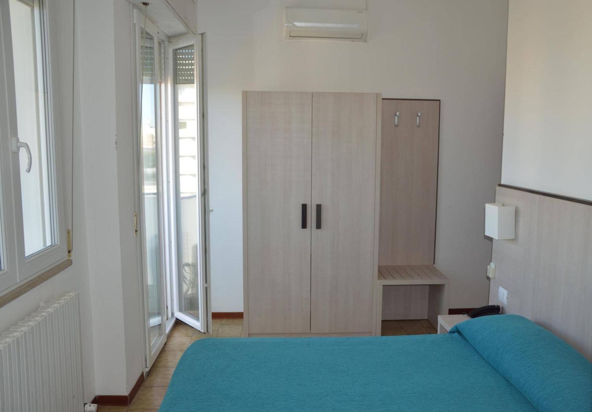 Hotel Caesar Песаро Екстериор снимка