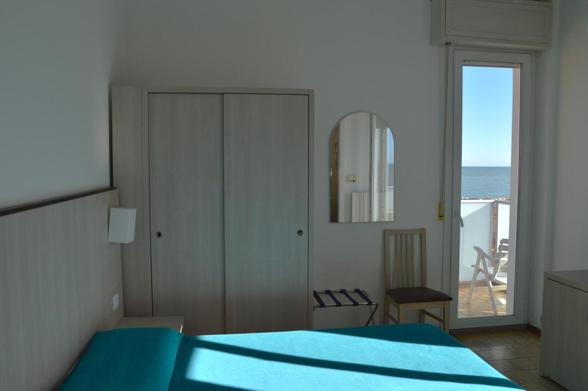 Hotel Caesar Песаро Екстериор снимка