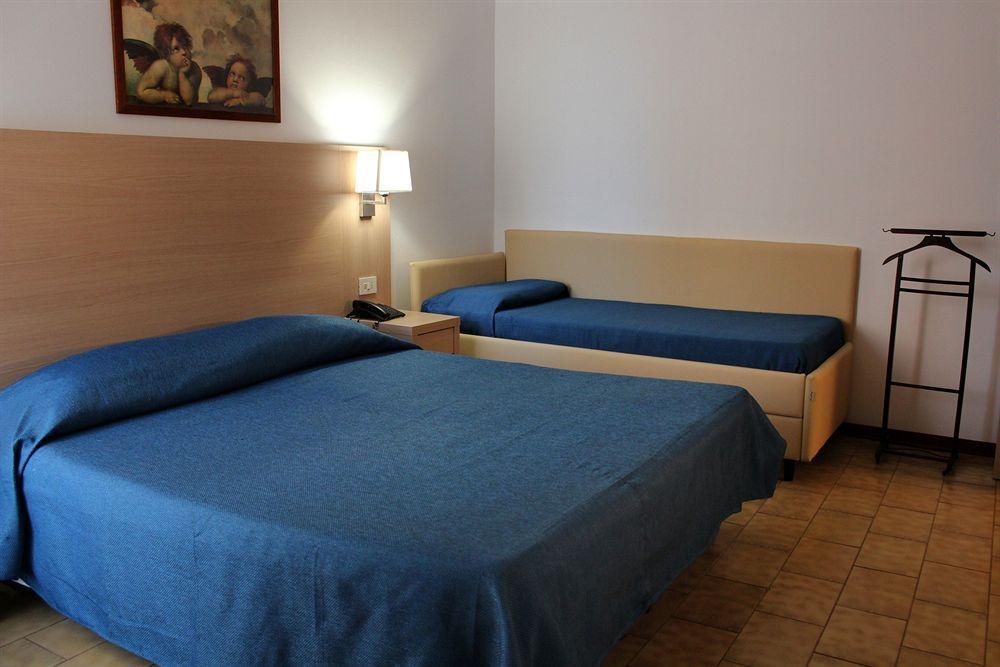 Hotel Caesar Песаро Екстериор снимка