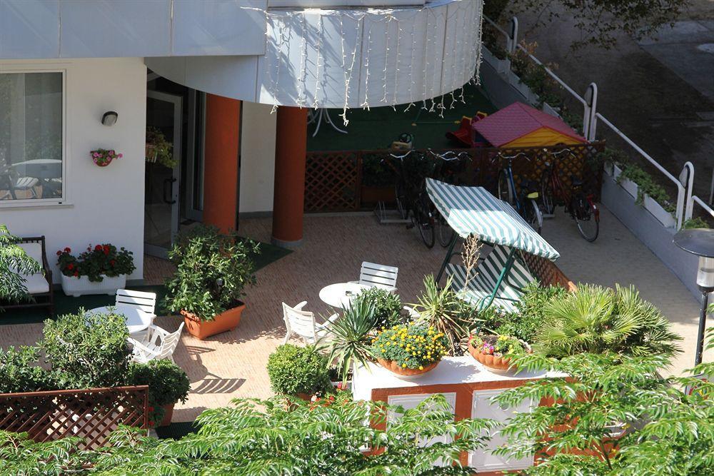 Hotel Caesar Песаро Екстериор снимка