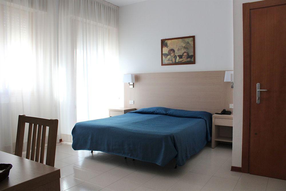 Hotel Caesar Песаро Екстериор снимка