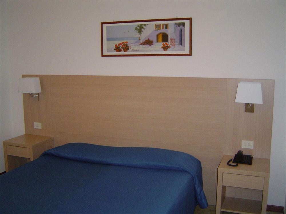 Hotel Caesar Песаро Екстериор снимка