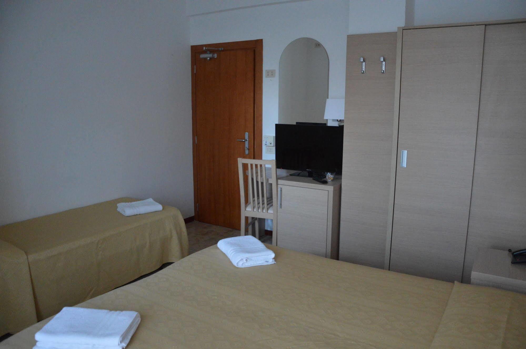 Hotel Caesar Песаро Екстериор снимка