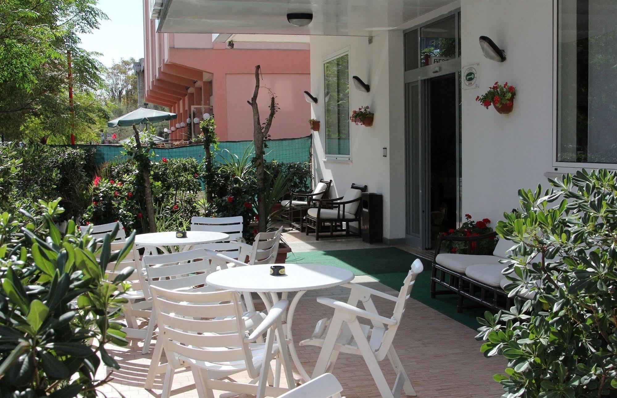 Hotel Caesar Песаро Екстериор снимка