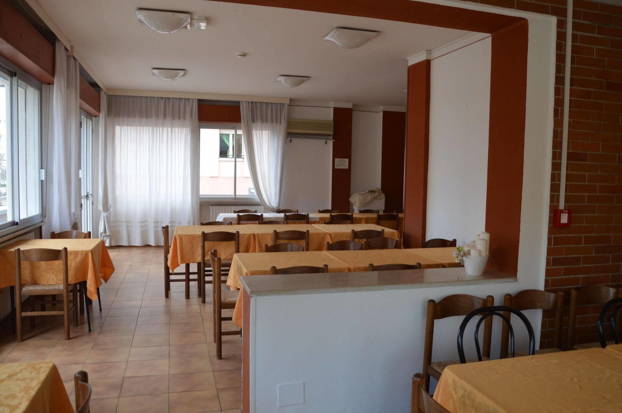 Hotel Caesar Песаро Екстериор снимка