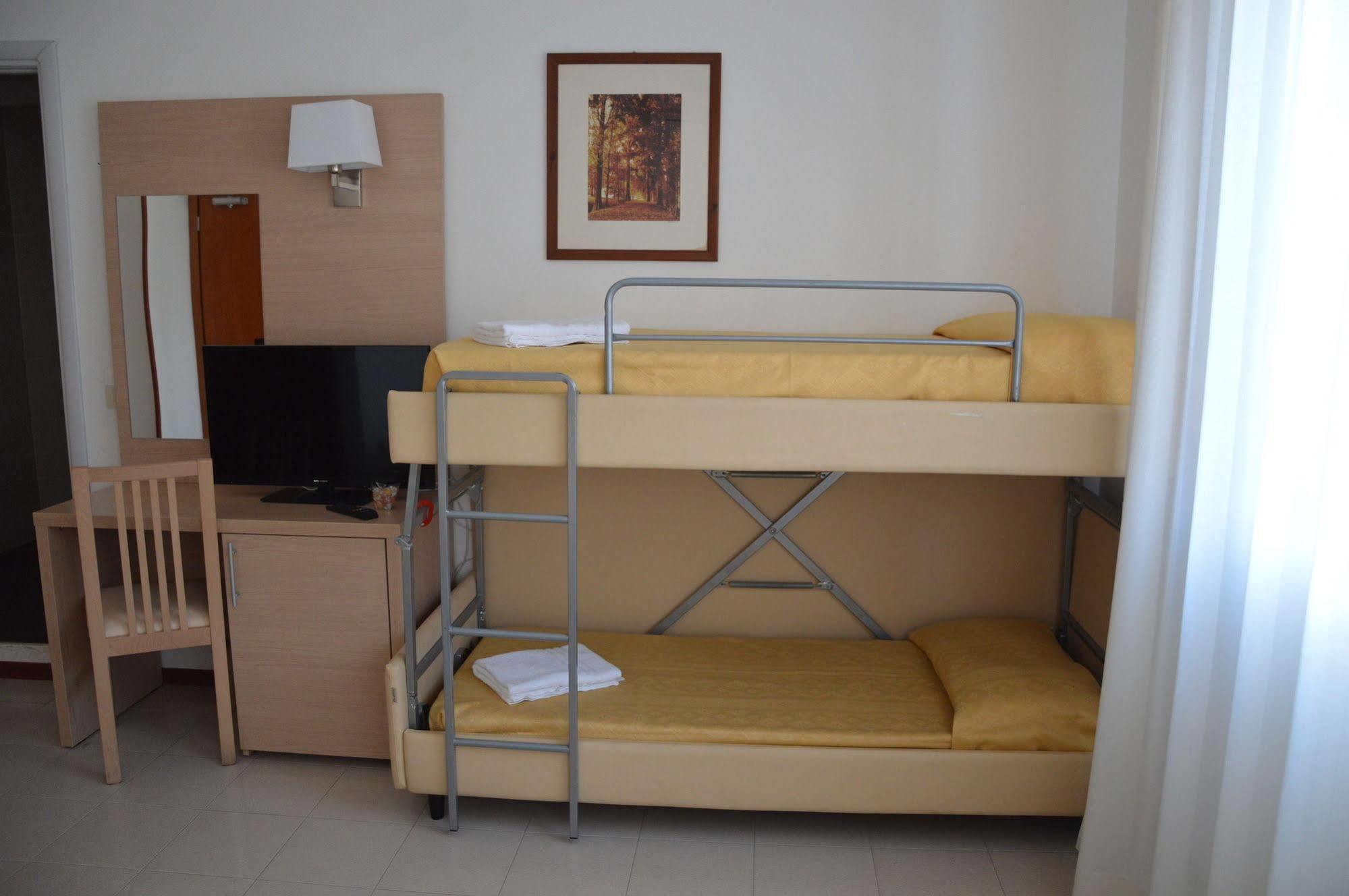 Hotel Caesar Песаро Екстериор снимка
