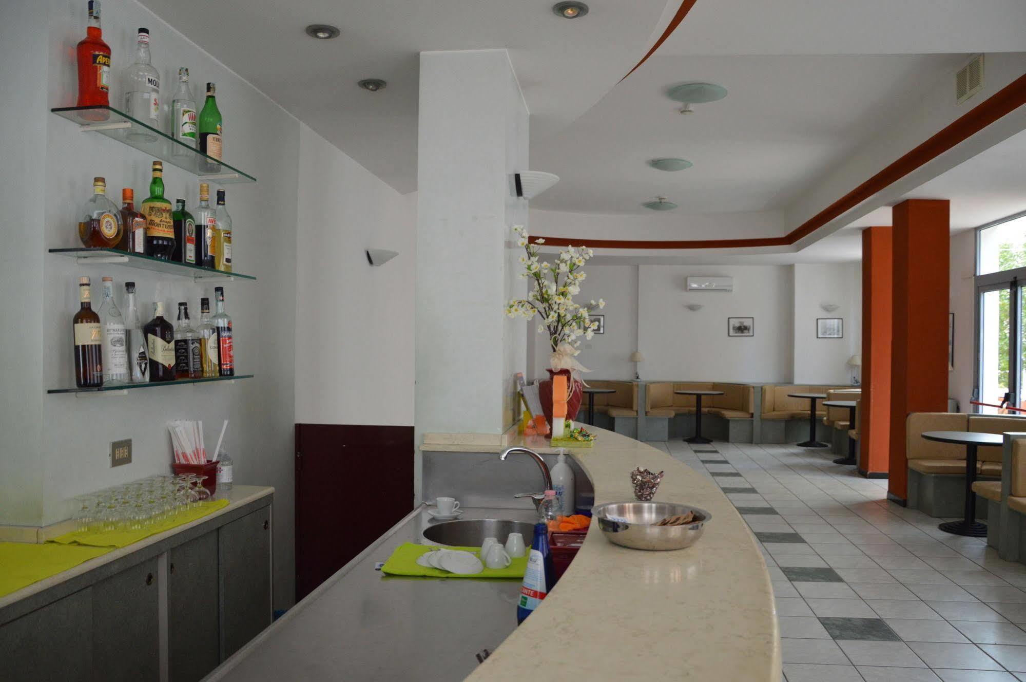 Hotel Caesar Песаро Екстериор снимка